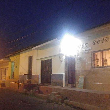 Casa Nica Leon Hostel Εξωτερικό φωτογραφία